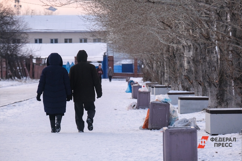 Жители гуляют по городу зимой