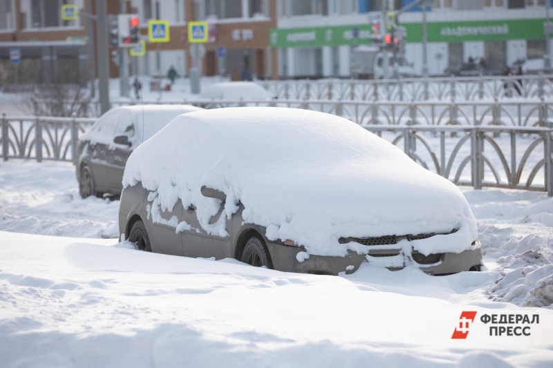 Автомобиль под сугробом