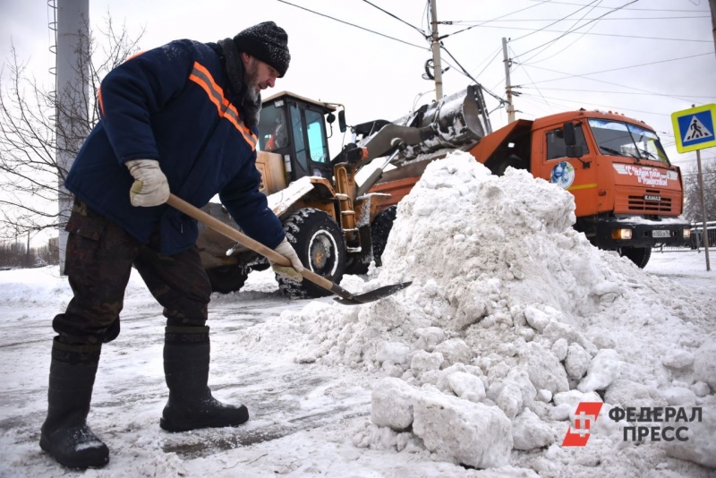 Екатеринбург погребен под толстым слоем снега
