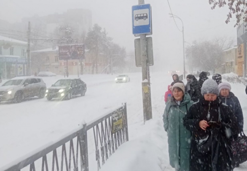Людей засыпало снегом на остановках из-за отсутствия транспорта