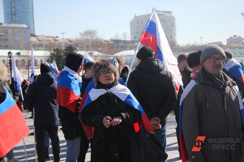 Женщина с флагом России