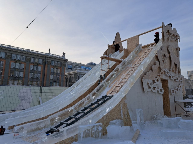 В Екатеринбурге строят ледовый городок