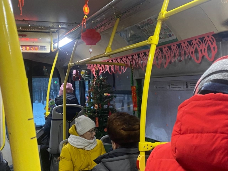 Новогодние автобусы дарят праздник тюменцам