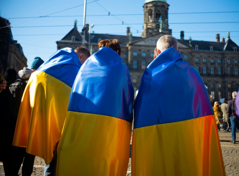 люди с украинскими флагами
