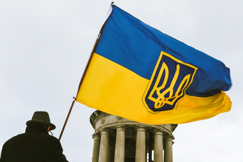 мужчина с флагом украины