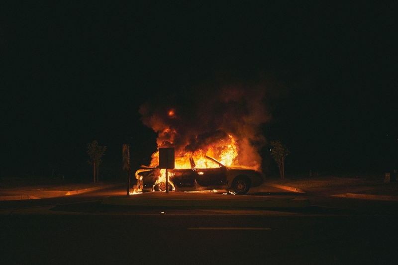 горящий автомобиль