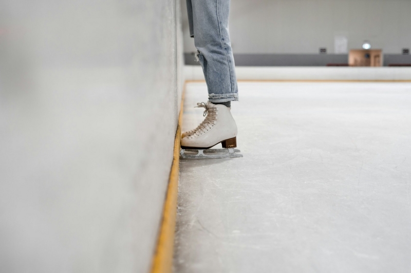 человек в коньках на льду