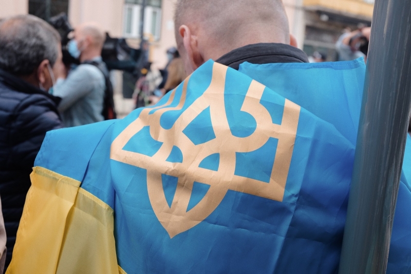 мужчина с флагом украины