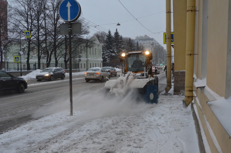 уборка улиц от снега, снегоуборочная машина