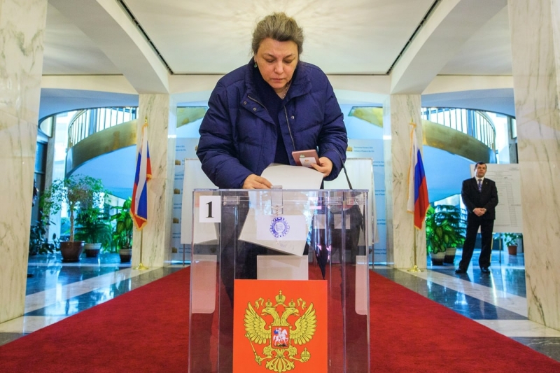 Россиянка голосует на выборах президента РФ, находясь в Вашинтоне