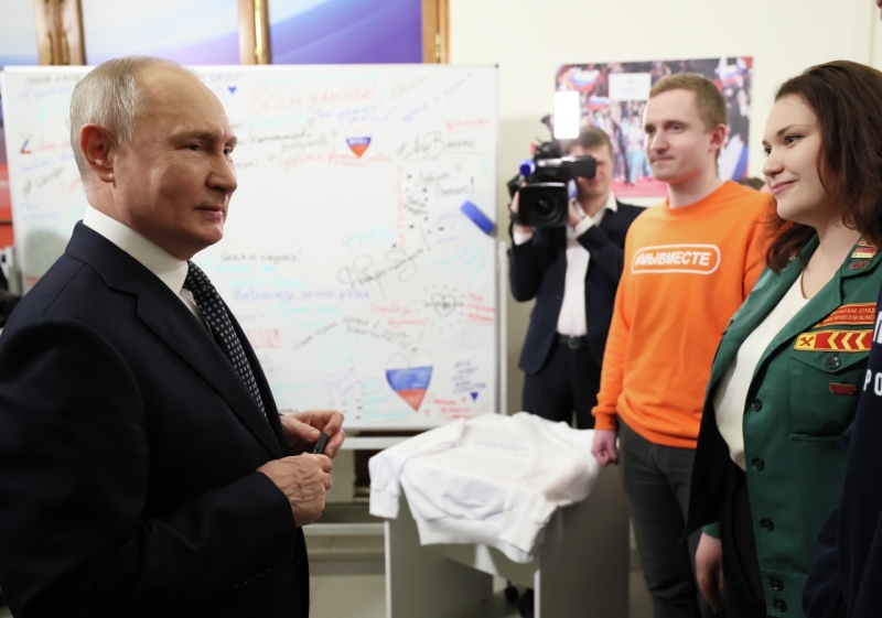 Владимир Путин общается с волонтерами