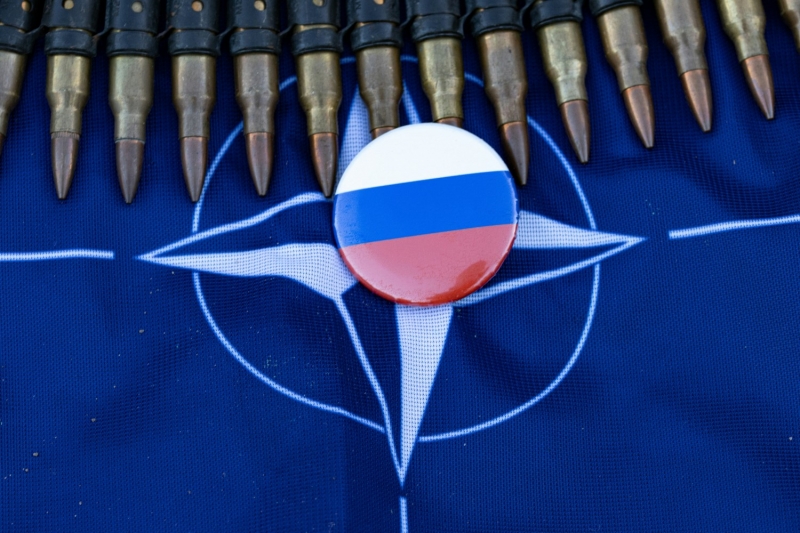 Символ НАТО и российский флаг