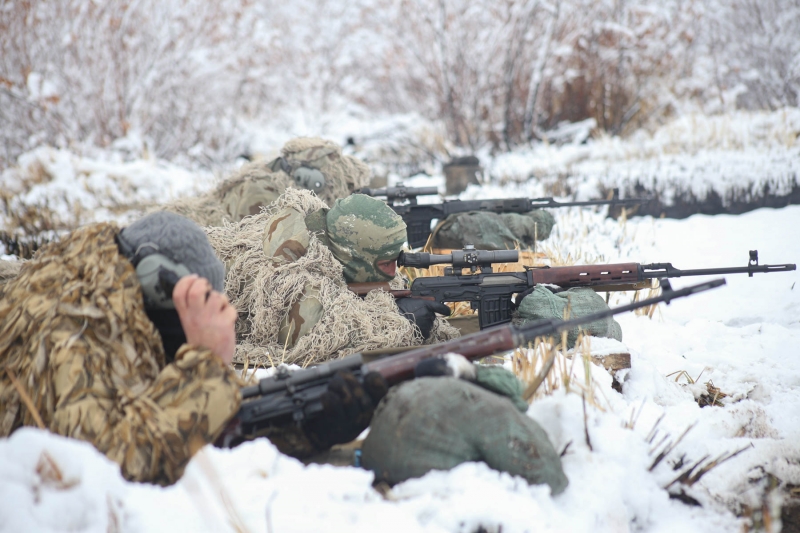 Российские солдаты на огневой позиции