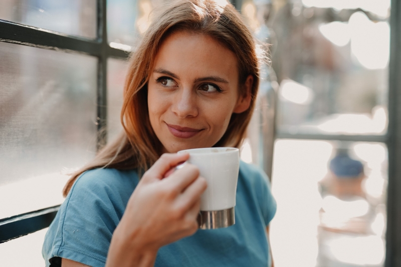 Девушка пьет чашку кофе