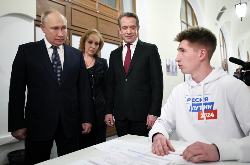 Владимир Путин в предвыборном штабе