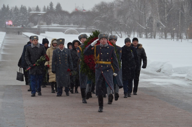 В 81-й годовщину прорыва ленинградской блокады в Петербурге состоялось возложение цветов к монументу «Мать-Родина» и мемориалу «Вечный огонь» на Пискаревском кладбище.