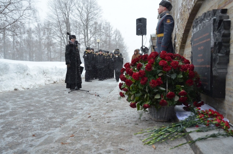 Мемориальную плиту открыли на Пискаревском кладбище