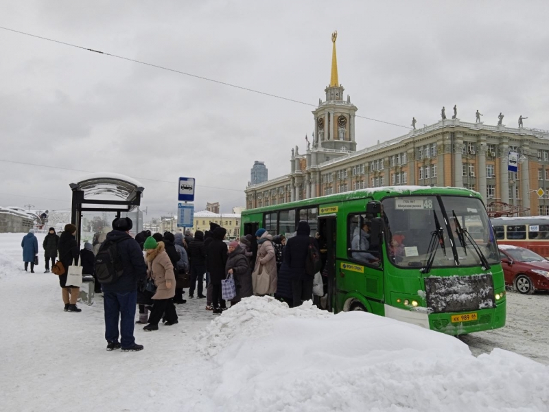 Салоны городского транспорта остаются переполненными