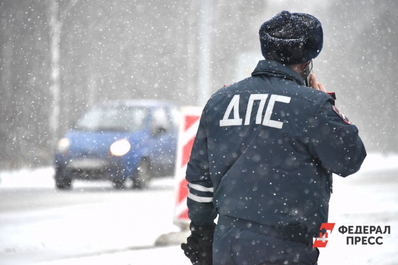 На месте ДТП стоит внимательно просмотреть документы сотрудников ГИБДД