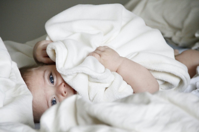 Младенец под одеялом