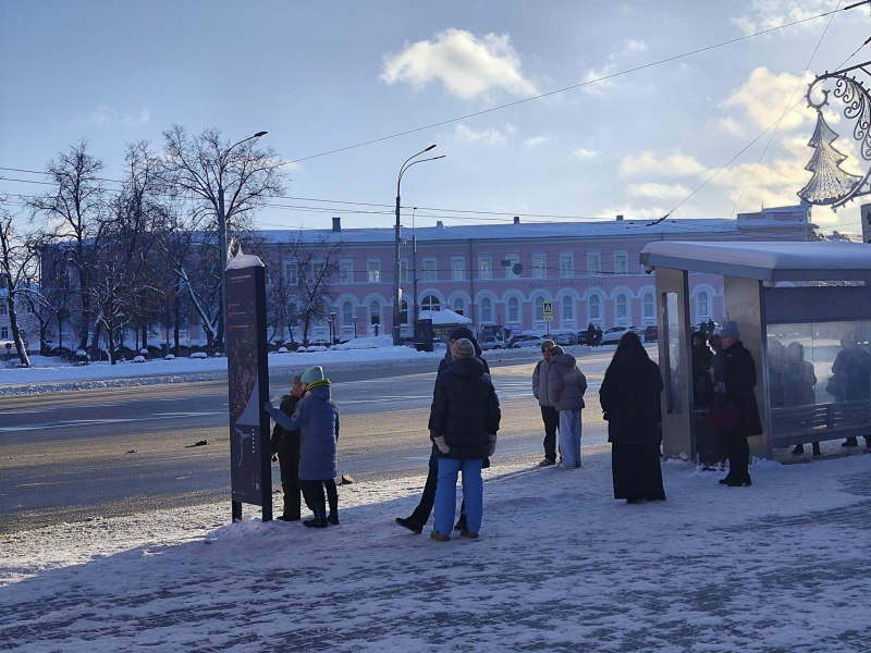 Пассажиры ждут транспорт на остановке в Мурманске
