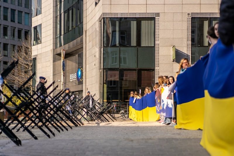 люди с флагами украины