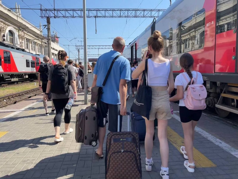 Туристы с чемоданами на вокзале