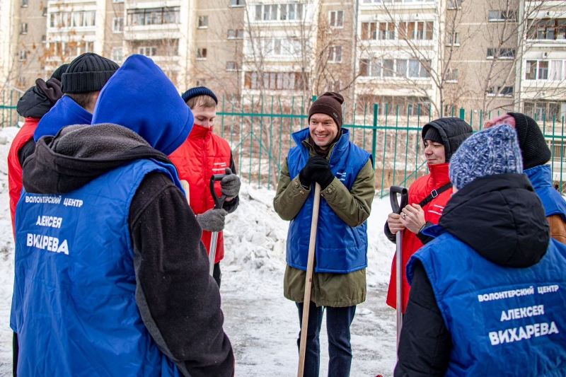 Депутат с волонтерами помогают устранить снежные завалы в городе