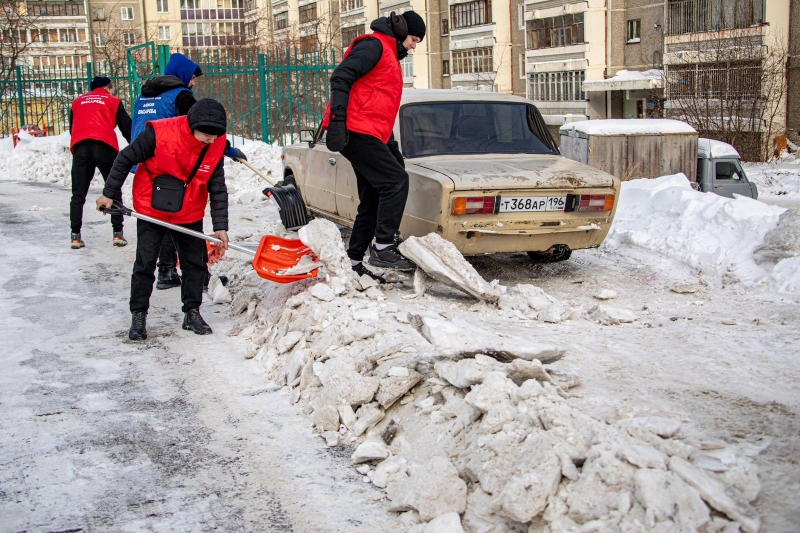 Депутат с волонтерами помогают устранить снежные завалы в городе