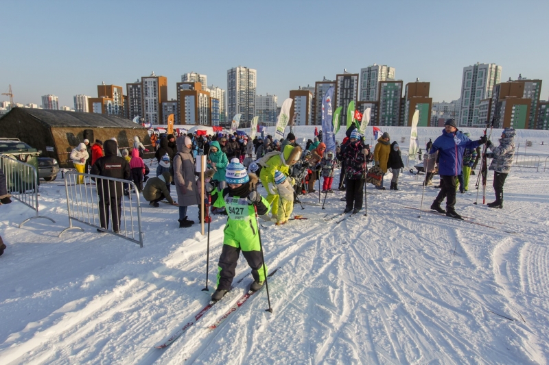 На трассу вышли сотни любителей зимнего спорта