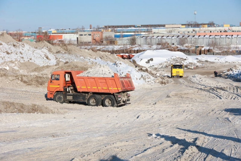 За сутки Екатеринбург освобождают от 10-11 тысяч тонн снега