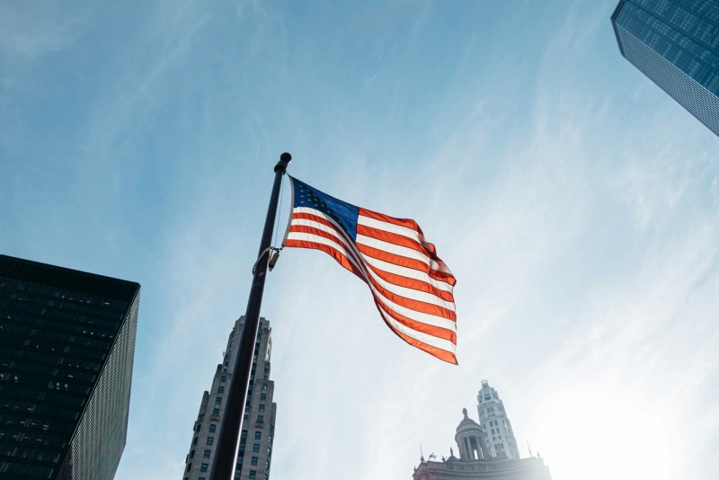 Флаг США на фоне зданий