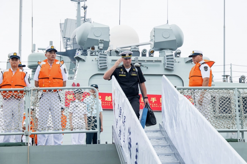 Экипаж корабля ВМС НОАК спускается на берег во время прибытия с визитом после совместных российско-китайских учений
