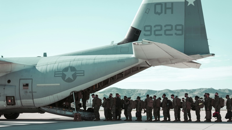 Войска НАТО загружаются в военный самолет