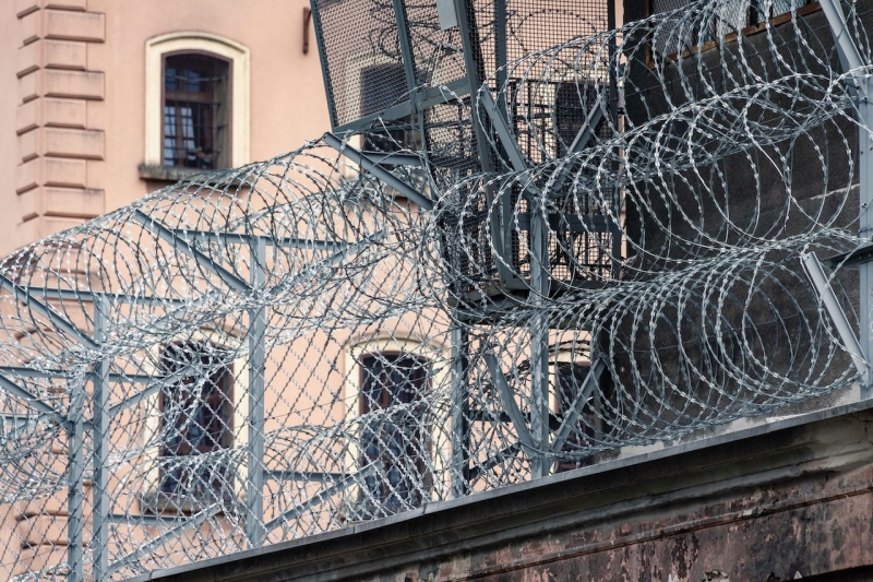 Колючая проволока на тюремном заборе