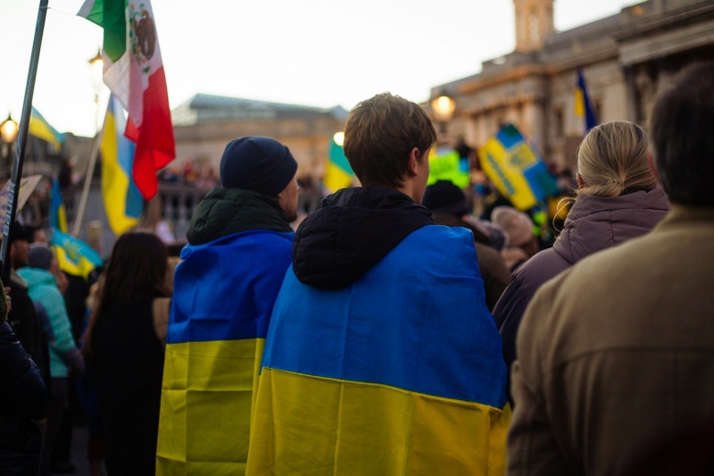 Молодые люди обернуты в украинский флаг