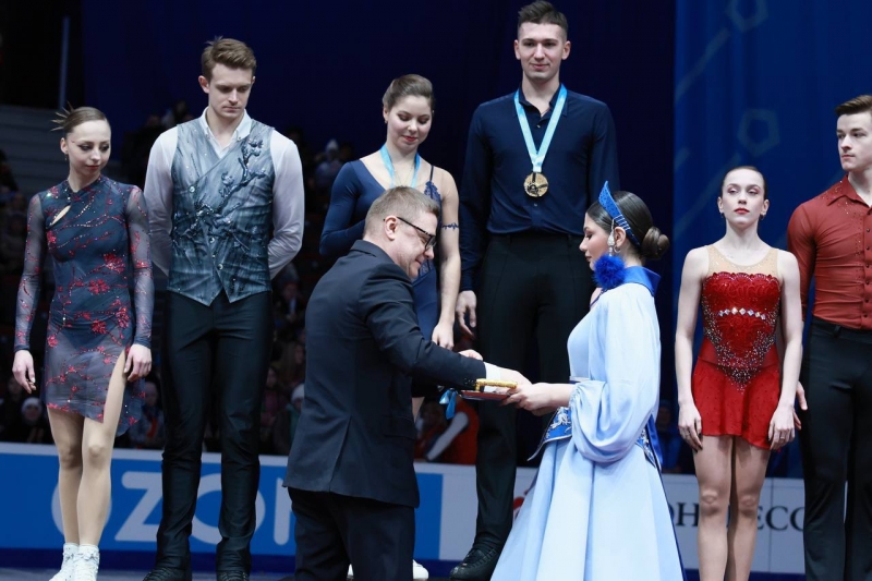 Алексей Текслер вручает награды