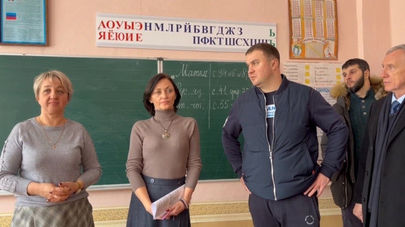 Виталий Хоценко и сотрудники школы