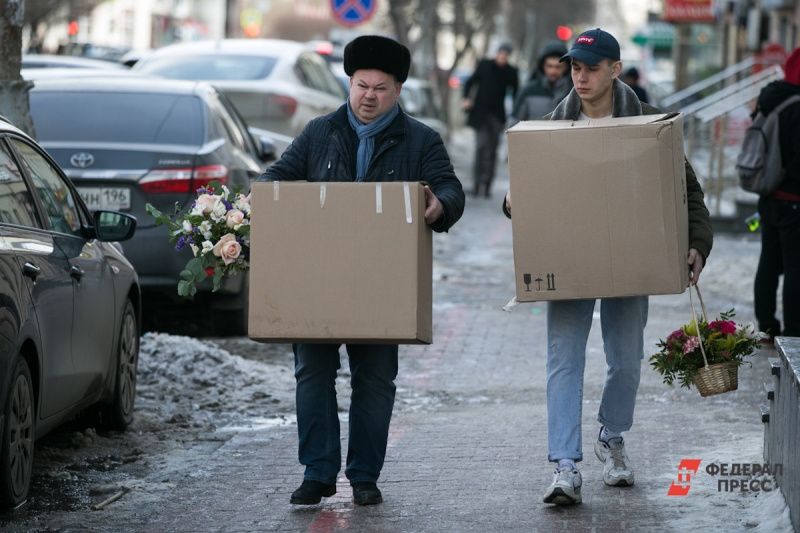 Петербуржцы с подарками и цветами на улице