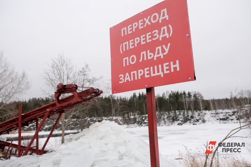 Табличка на берегу реки о запрете перехода по льду