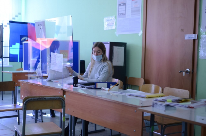 Сотрудница ЦИК на избирательном участке в Петербурге
