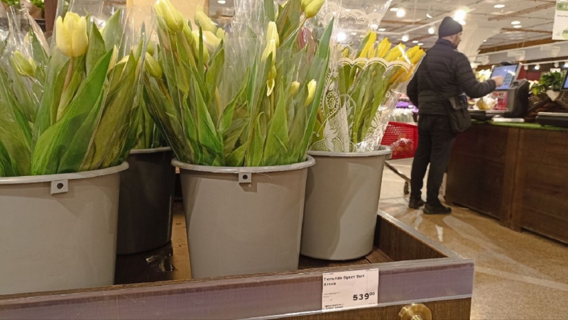В торговых сетях продаются готовые букеты тюльпанов