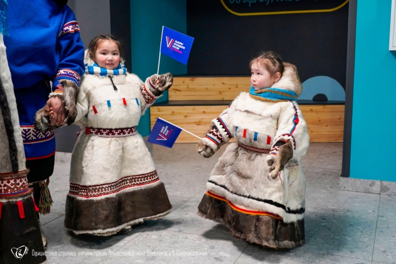На Ямале семья оленеводов Худи прибыла голосовать за президента на снегоходе