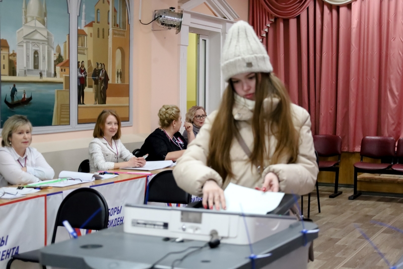 Девушка голосует на выборах