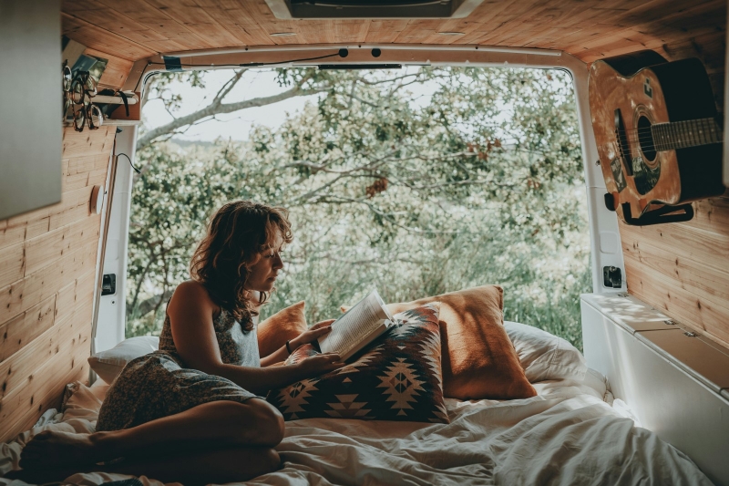 Девушка читает книгу в доме на колесах