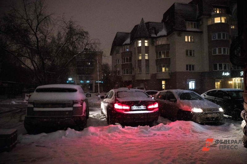 В результате украинского обстрела пострадала парковка, автомобили сгорели дотла