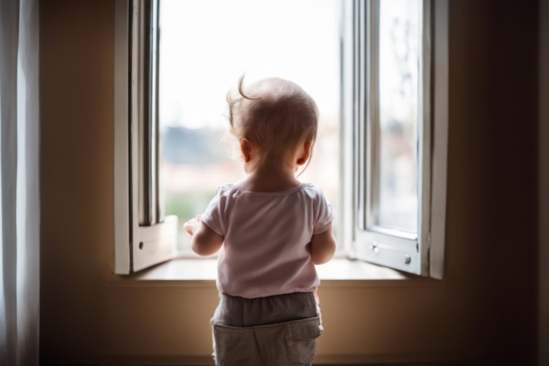 Ребенок перед окном