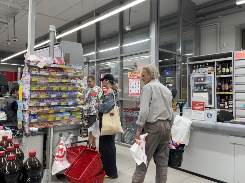 Люди в супермаркете