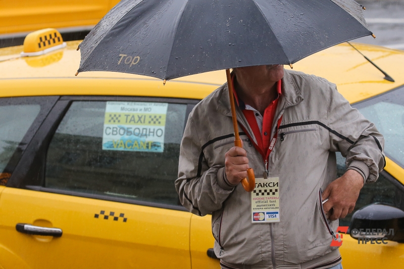 Мужчина у автомобиля такси