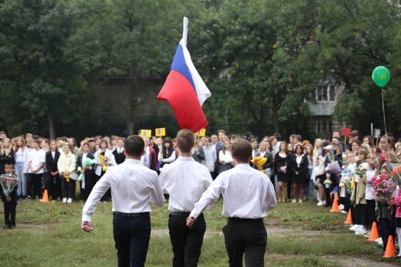 Дети несут флаг России